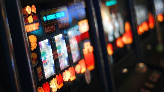 You are currently viewing How Do Slot Machines Work: A Betting Guide for Beginners