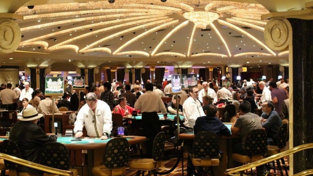 What is the proper casino etiquette?